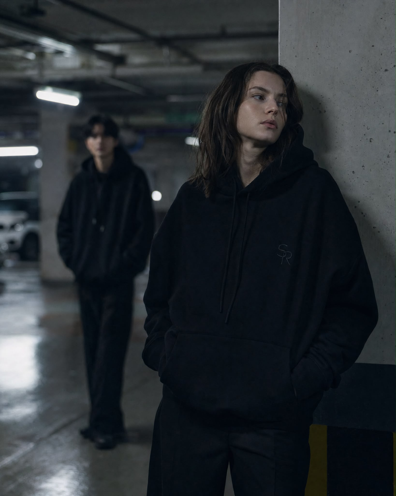Silhouette Seoul Athlete — total look noir oversize, parking en sous-sol