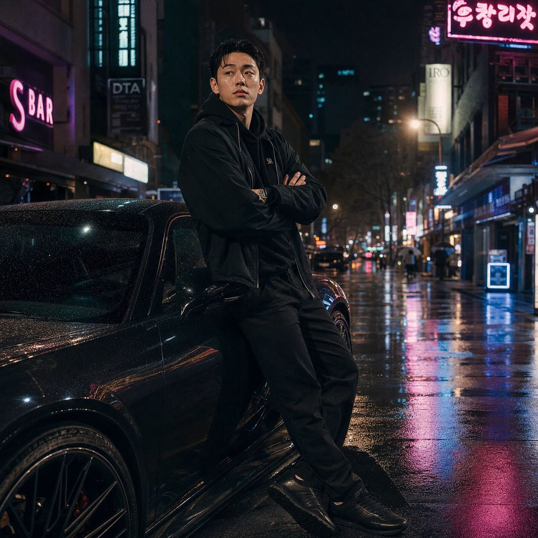 Un homme en total look noir Seoul Rebel, appuyé sur sa voiture dans une rue de Séoul illuminée de néons, la nuit